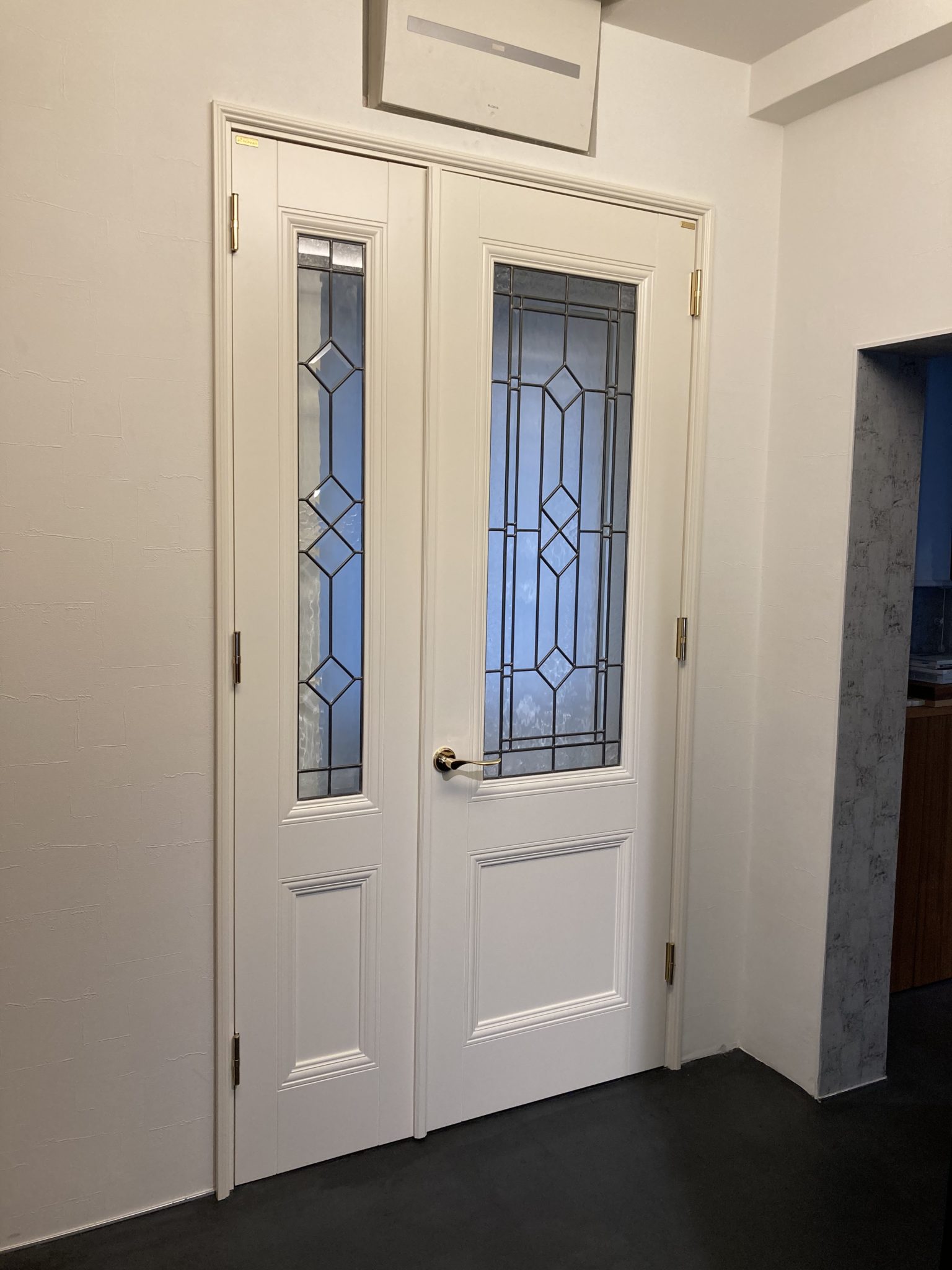 白い両開きの木製玄関ドアを納めました。 株式会社ノナカ｜こだわりの木製ドアメーカー