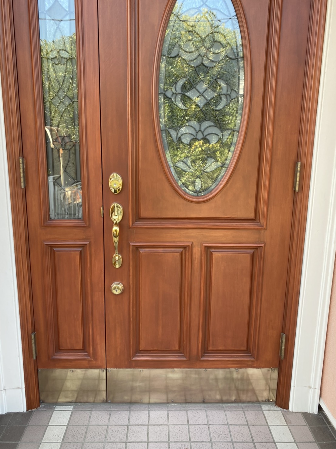 木製玄関ドア再塗装 ステンドガラス入り玄関ドアを再塗装しました 株式会社ノナカ こだわりの木製ドアメーカー