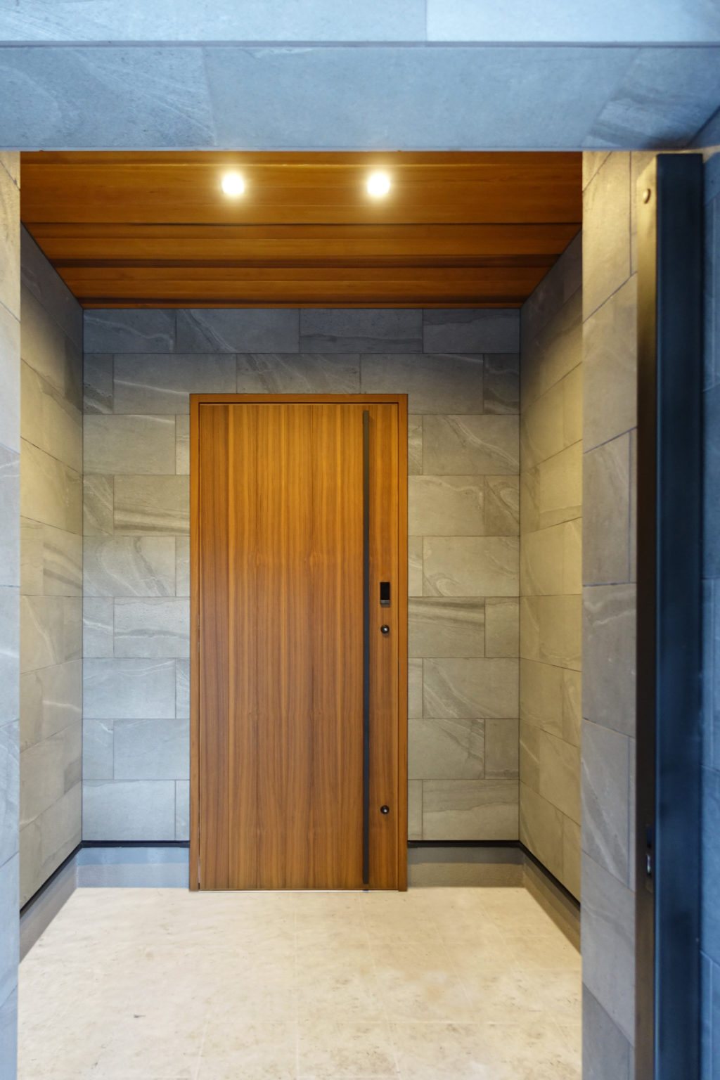軽井沢の別荘にチークの玄関ドア＆ガレージを納めました。 株式会社ノナカ｜こだわりの木製ドアメーカー